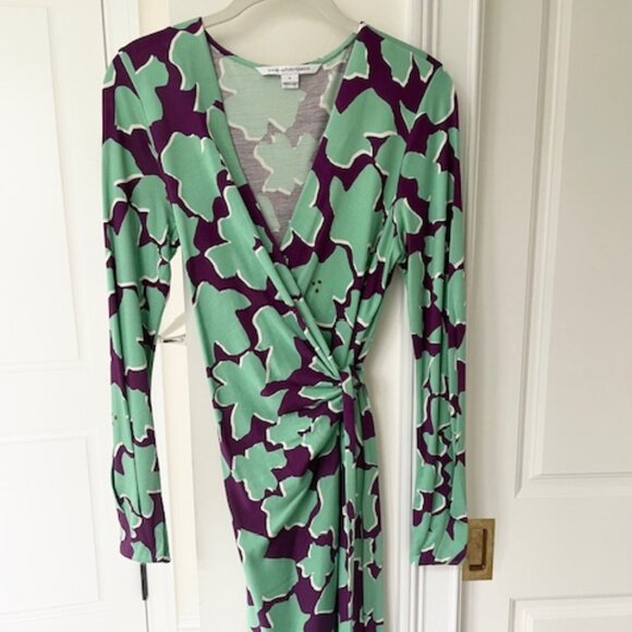DVF Purple and Green Patterned Wrap Dress - 100% Silk, Size 8 - Picture 1 of 11